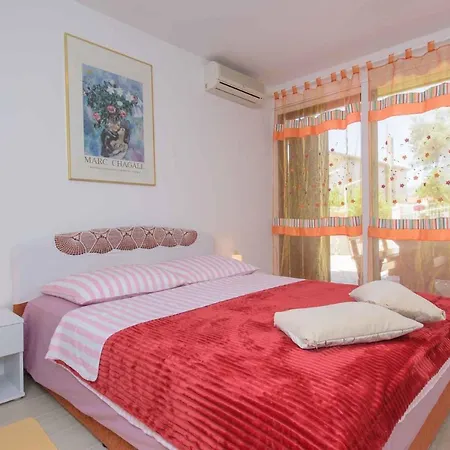 Apartment In Okrug Gornji 6132