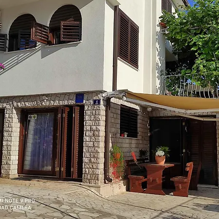 Apartman In Okrug Gornji 6132 *